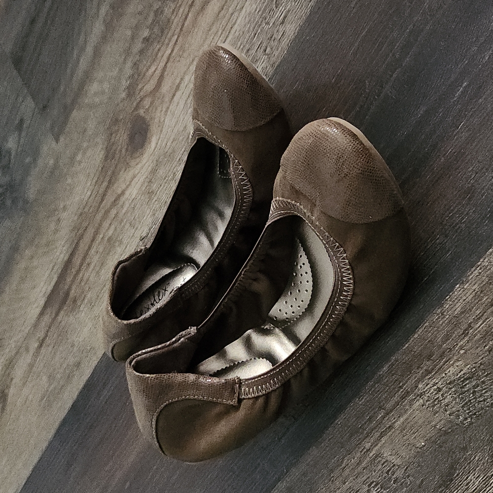 Payless Shoes DEXFLEX comfort olive green Claire flat shoes size 6 1/2